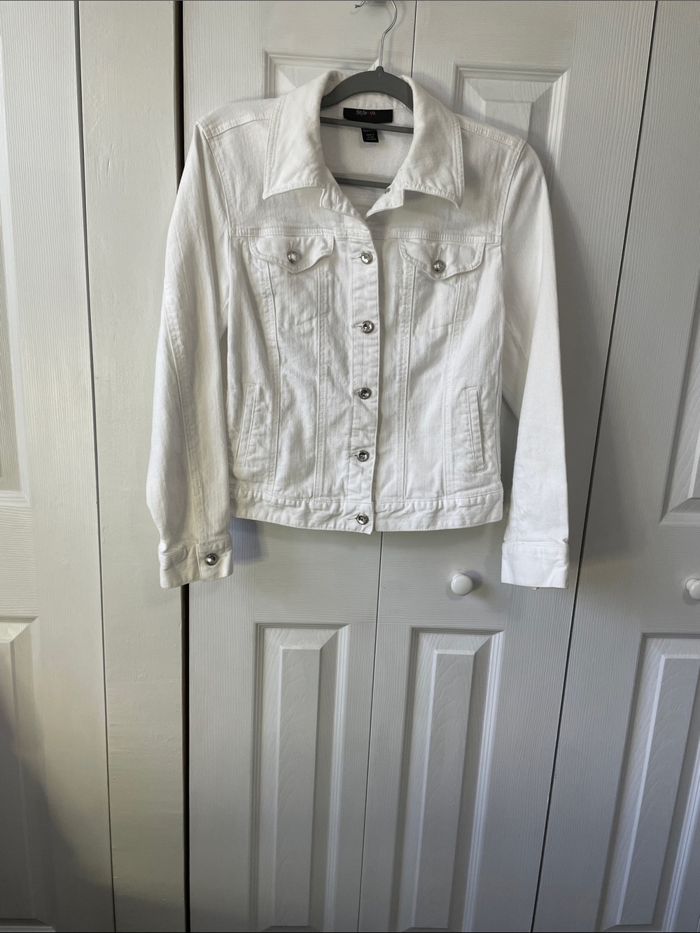 STYLE&CO WHITE DENIM JACKET M CROPPED 4 POCKETS BLINGY BUTTONS CLOSET STAPLE